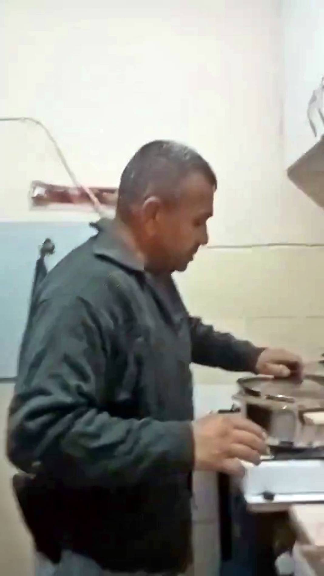 Çocuklarına hem baba, hem anne oldu: Duygulandıran videonun ardından dram çıktı! Evde yemek yapan baba beğeni topladı 18